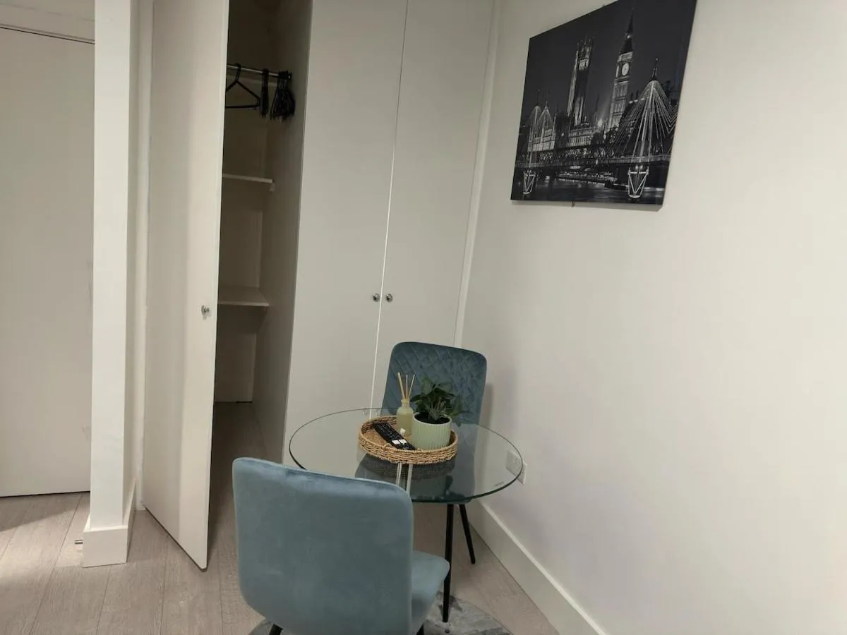 Image 3 of Bright Studio Apt, Great connection 2B