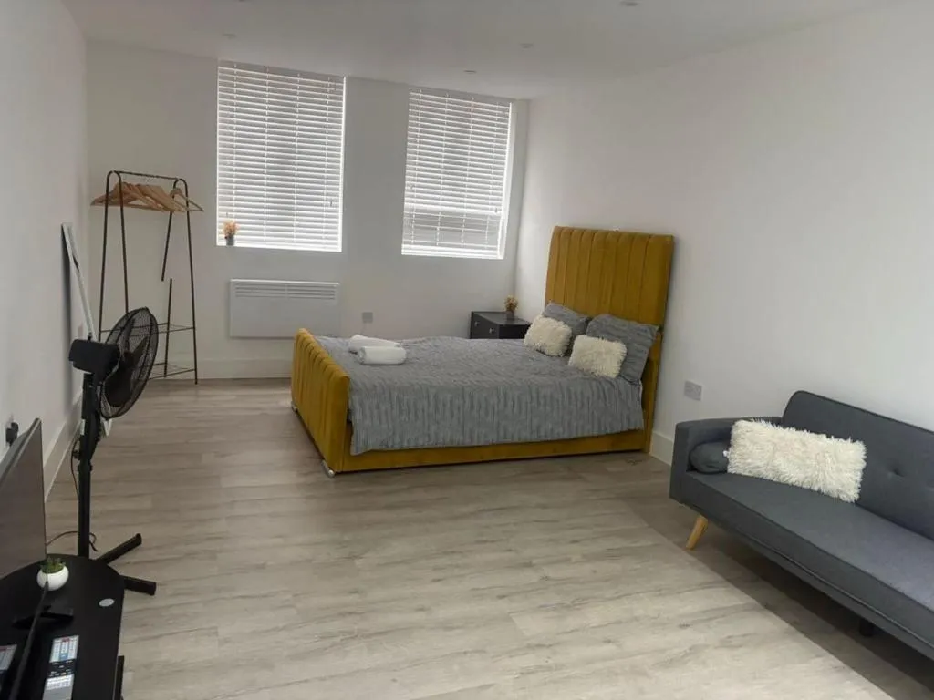 Image 1 of Bright Studio Near Kew Gardens & Heathrow