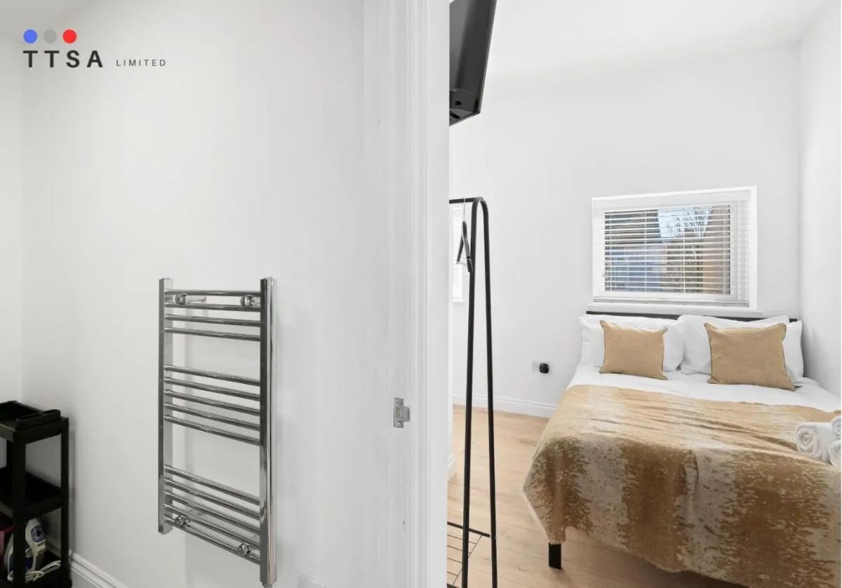 Image 4 of Bright Studio with En-suite & Kitchenette A2 – Norwood Junction