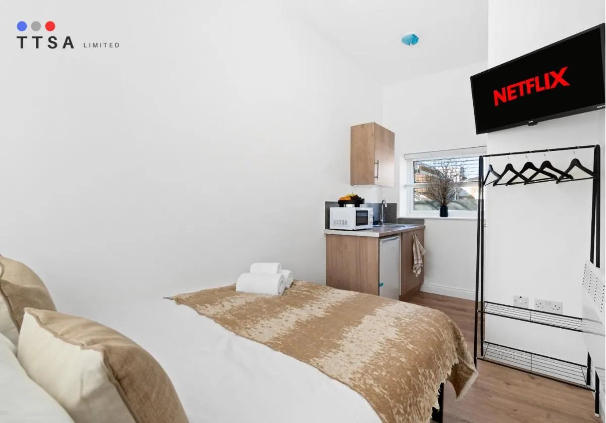 Image 3 of Bright Studio with En-suite & Kitchenette A2 – Norwood Junction