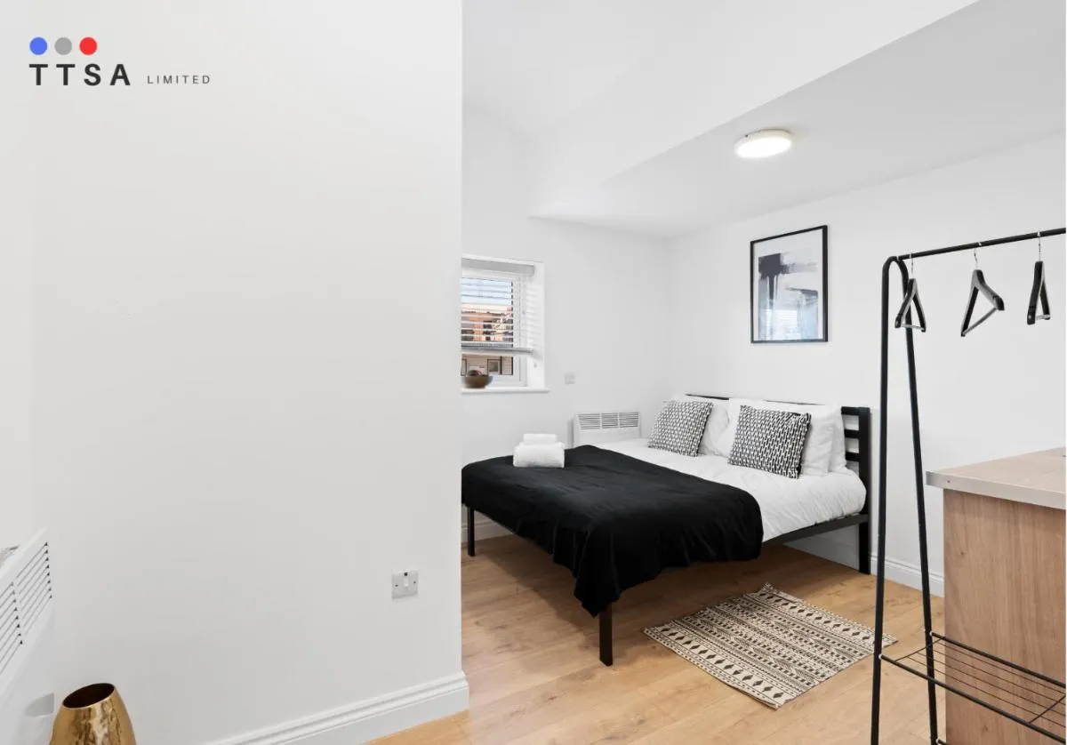 Image 4 of Bright Studio with En-suite & Kitchenette A4 – Norwood Junction