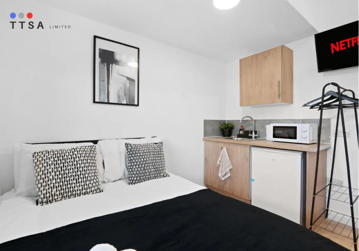 Image 3 of Bright Studio with En-suite & Kitchenette A4 – Norwood Junction