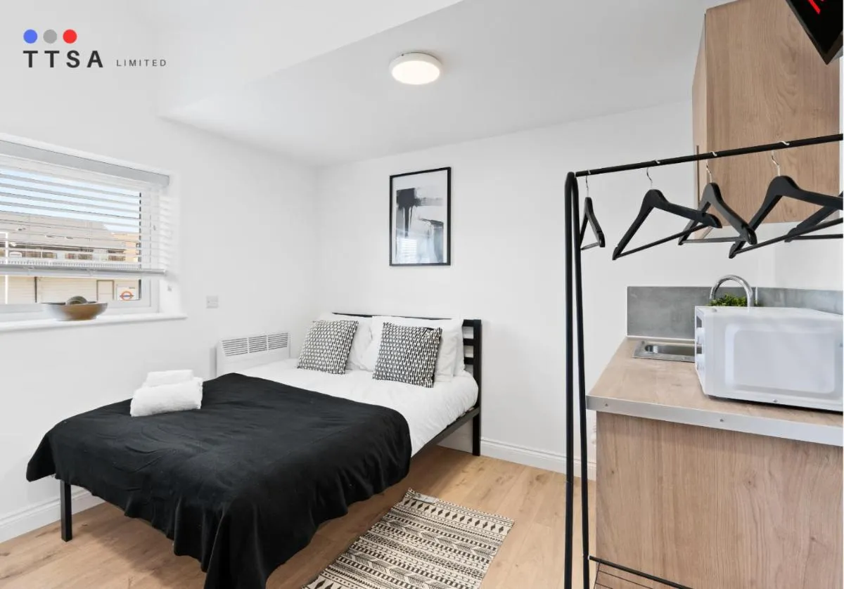Image 5 of Bright Studio with En-suite & Kitchenette A4 – Norwood Junction