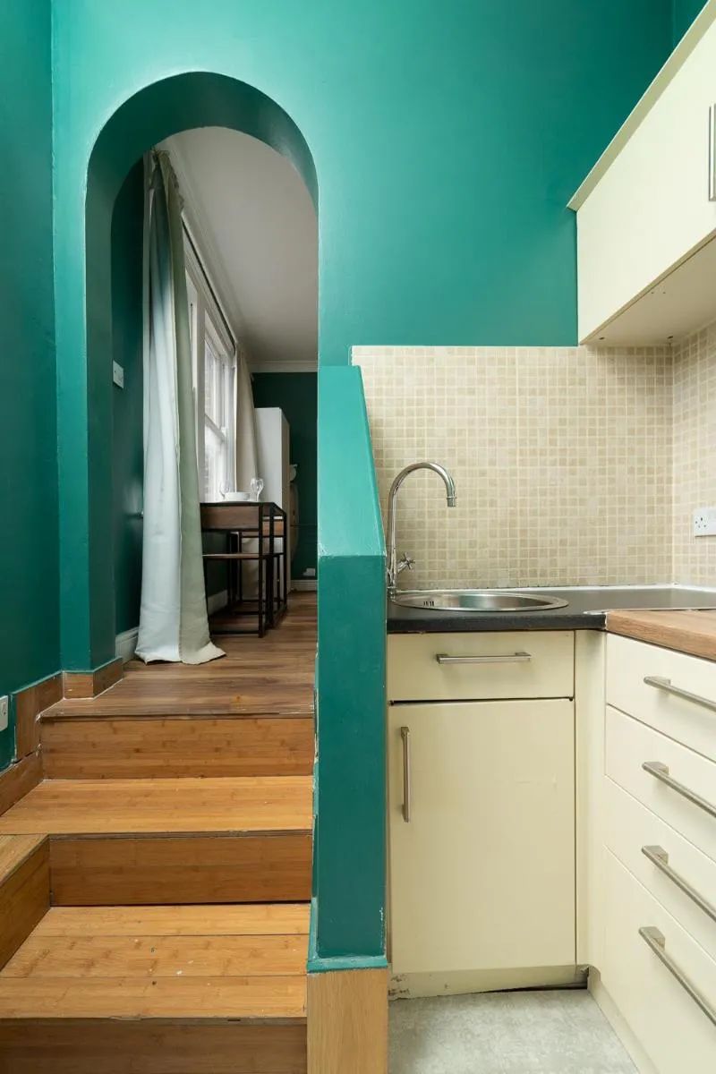 Image 5 of Bright West London Studio Near Tube