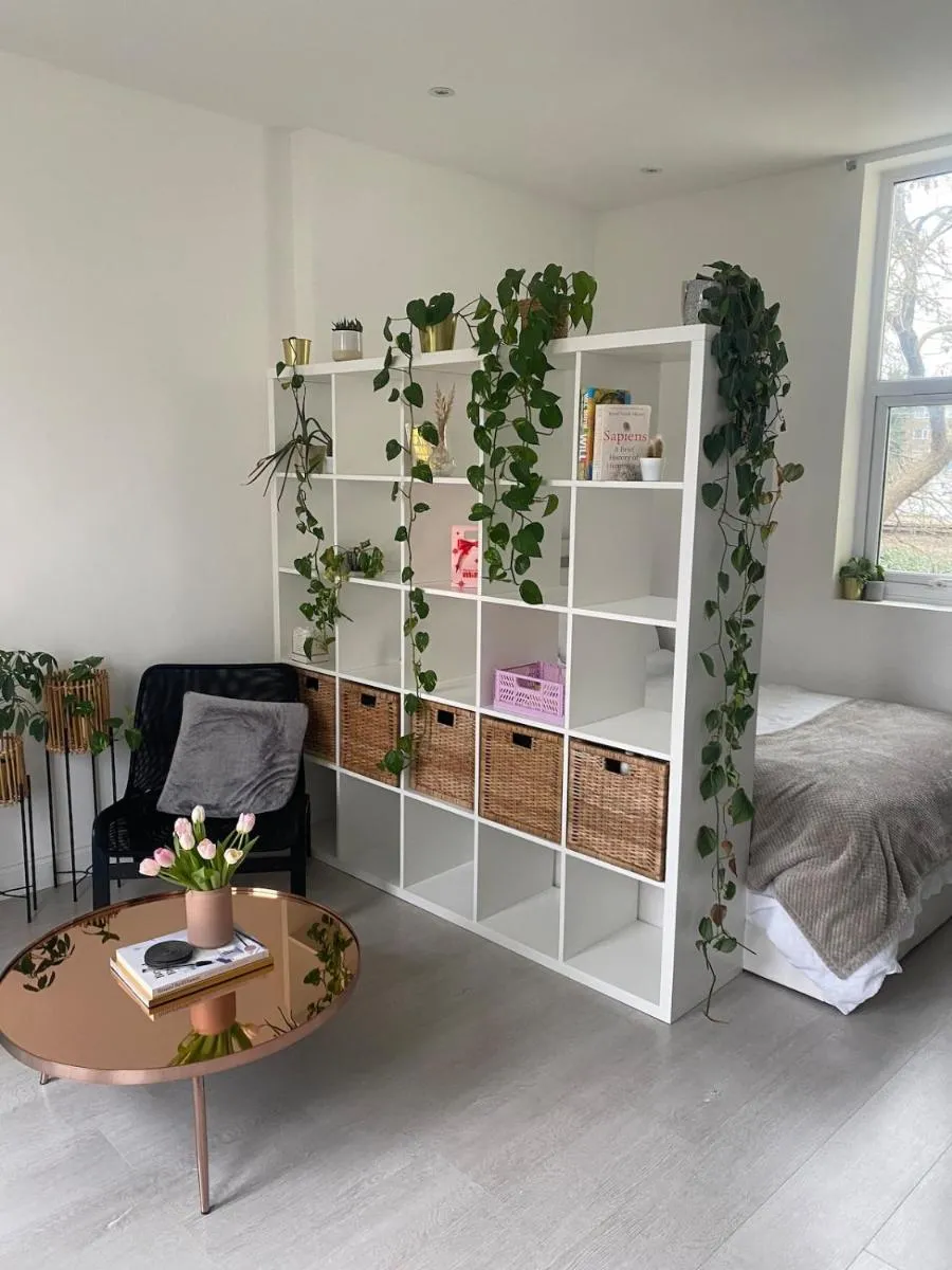 Image 4 of Bright White Studio Flat & easy access to London
