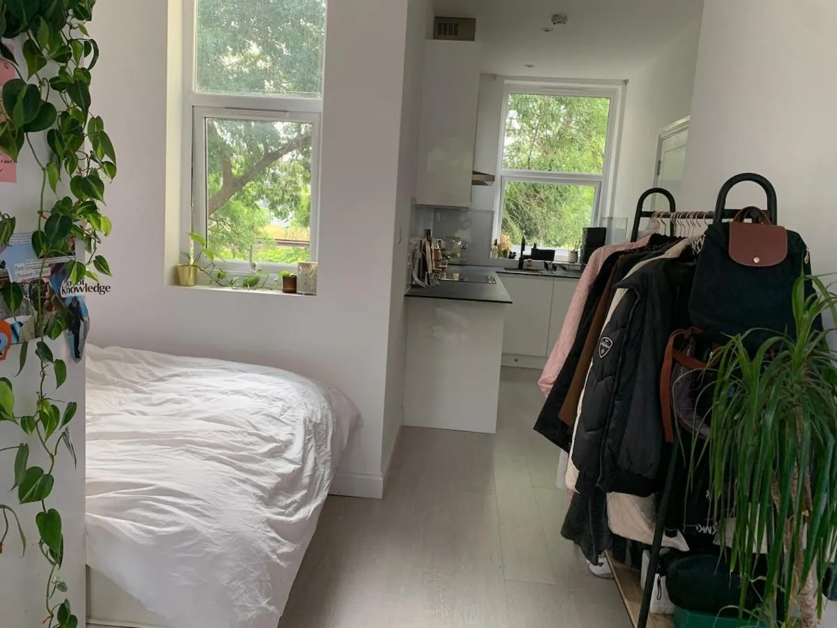 Image 3 of Bright White Studio Flat & easy access to London