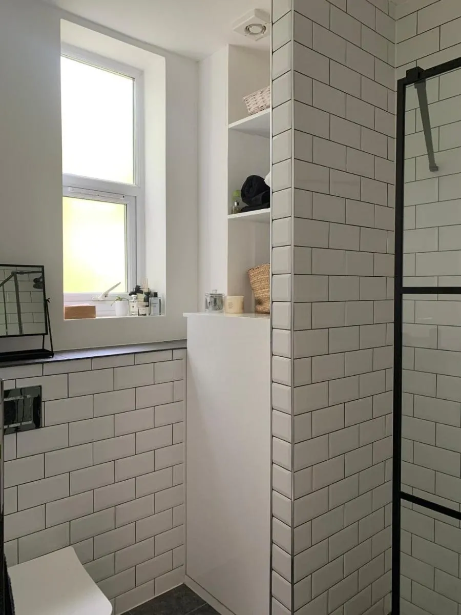 Image 5 of Bright White Studio Flat & easy access to London