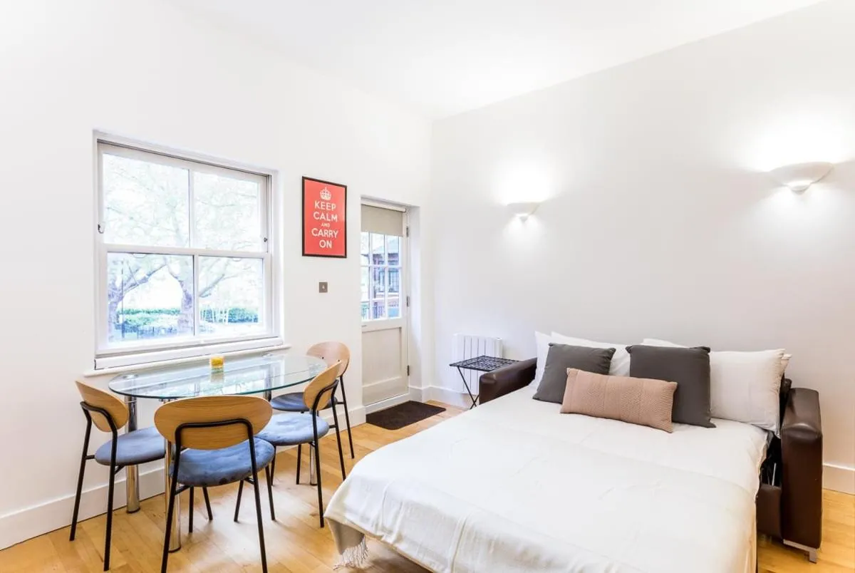 Image 4 of Bright & Comfortable Angel Apartment