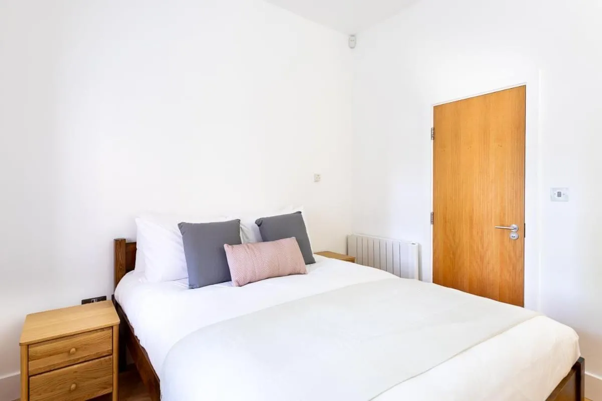 Image 3 of Bright & Comfortable Angel Apartment