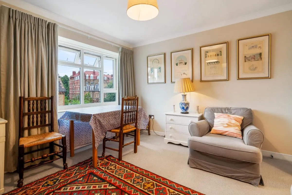 Image 4 of Bright & Cosy Gem ~ Battersea Park View ~ King Bed