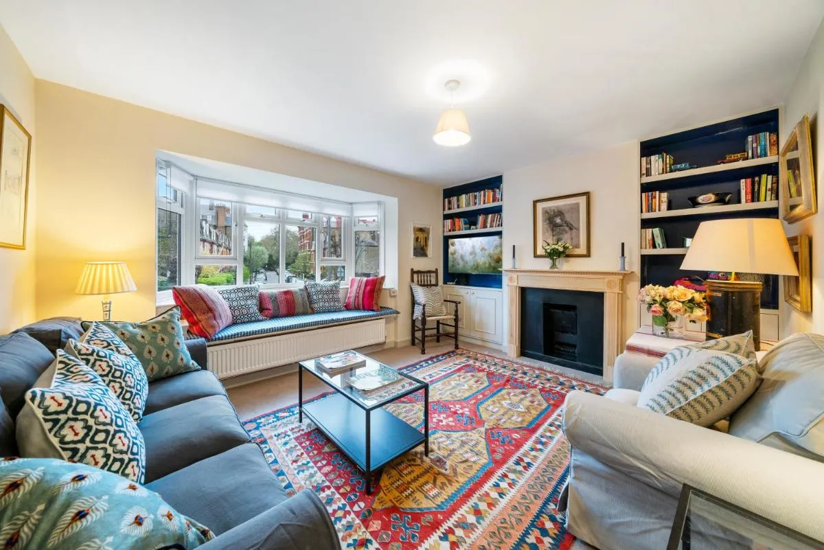 Image 5 of Bright & Cosy Gem ~ Battersea Park View ~ King Bed