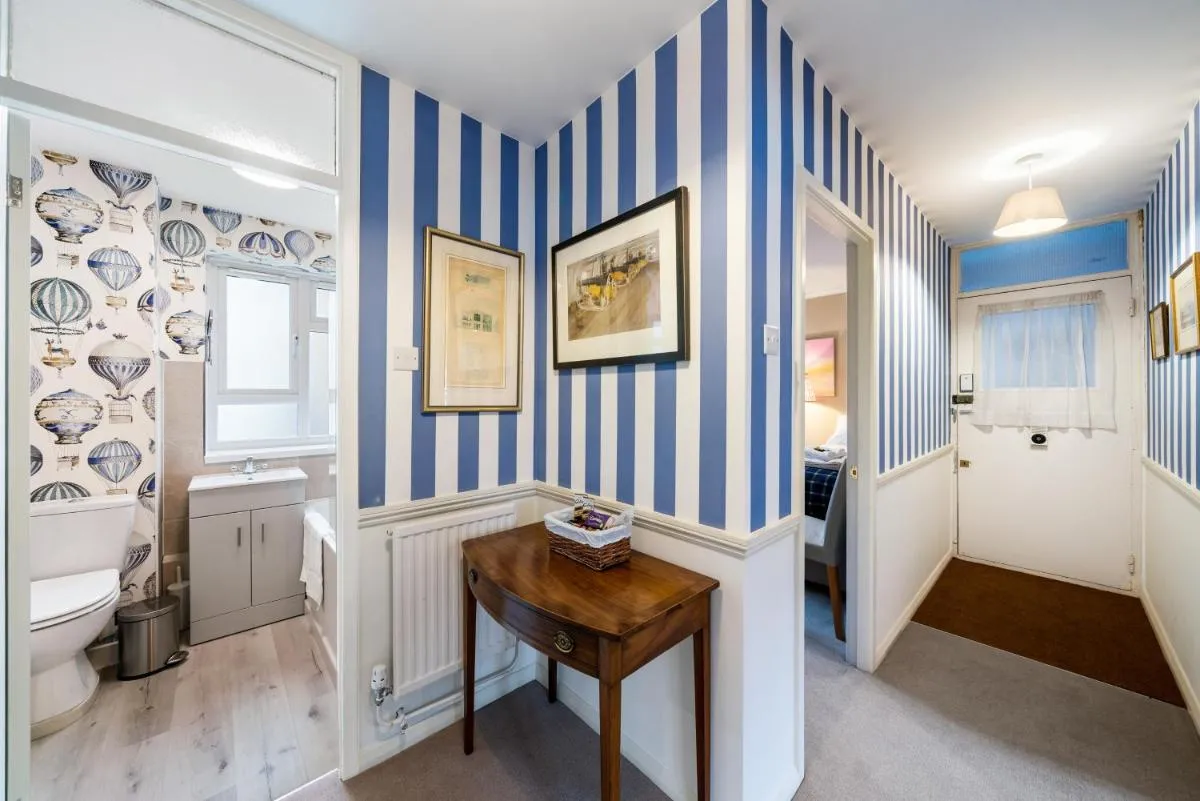 Image 3 of Bright & Cosy Gem ~ Battersea Park View ~ King Bed