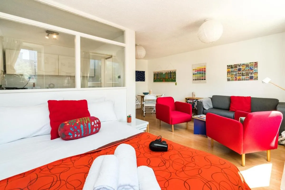 Image 5 of Bright & Cosy Studio Close to Central London