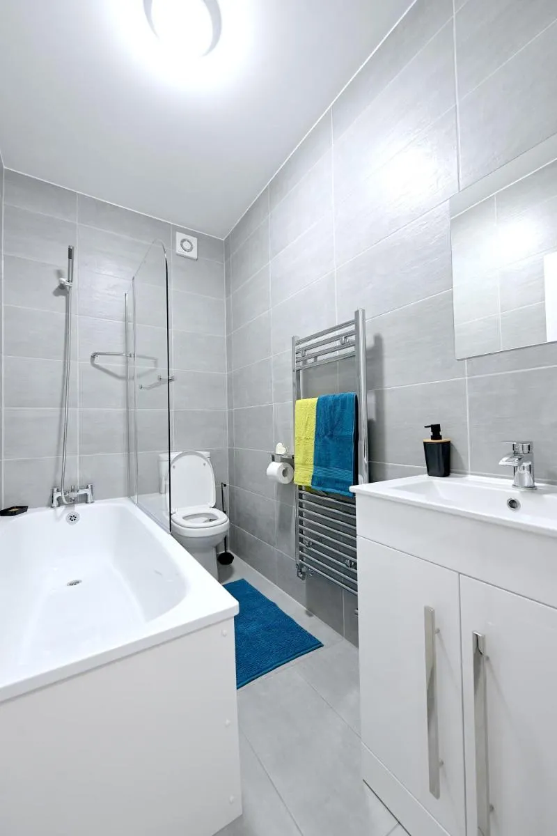 Image 4 of Bright & Large 3 Bed Flat in London