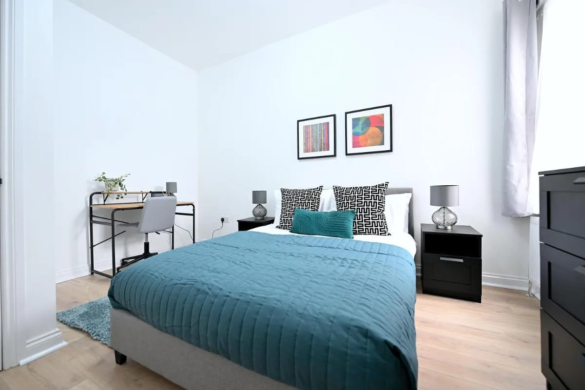 Image 5 of Bright & Large 3 Bed Flat in London