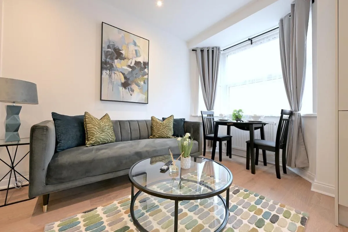 Image 3 of Bright & Large 3 Bed Flat in London