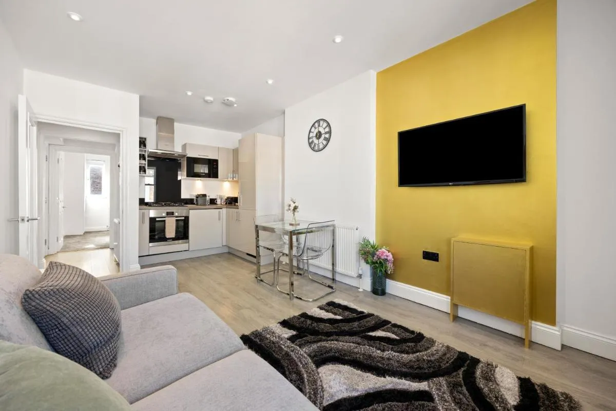 Image 3 of Bright & Modern 2-Bed Notting Hill Apartment