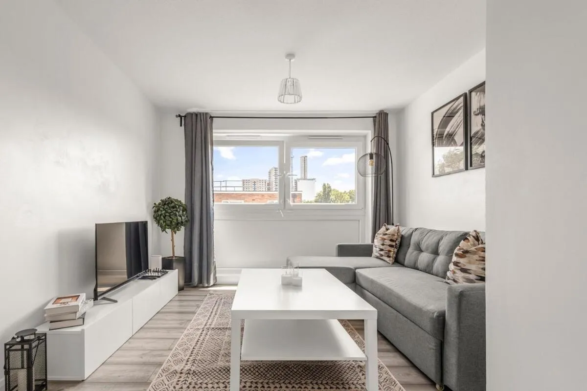 Image 5 of Bright & Modern London Apartment