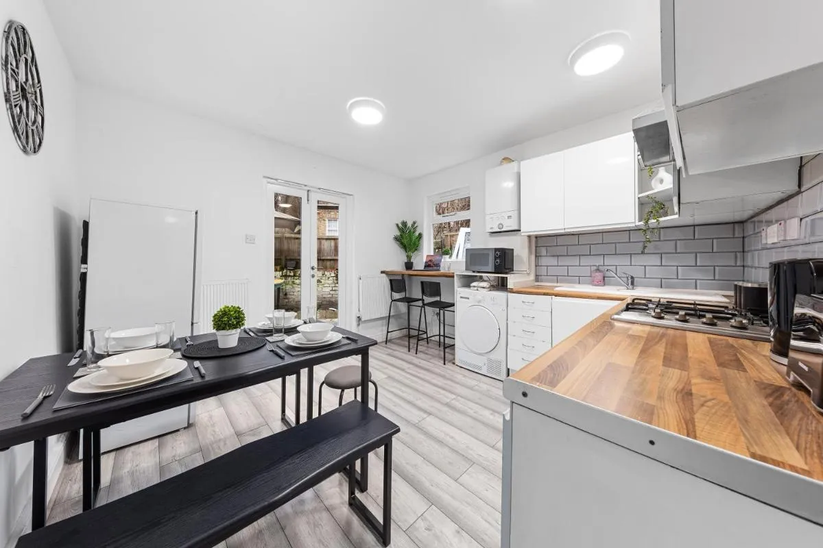 Image 4 of Bright & Spacious 2-BR Apartment in Central Brixton with Wi-Fi & Parking