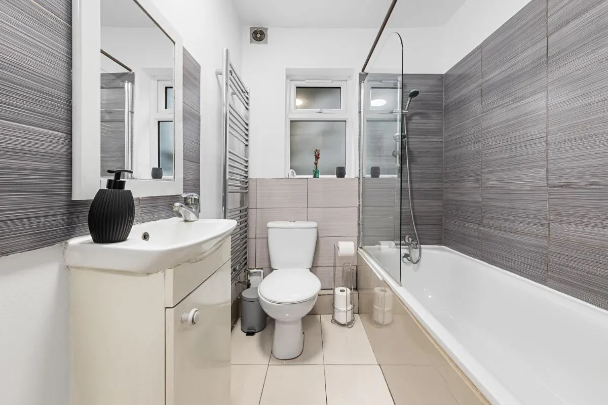 Image 3 of Bright & Spacious 2-BR Apartment in Central Brixton with Wi-Fi & Parking