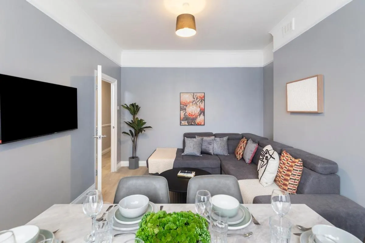 Image 5 of Bright & Spacious London Flat – Sleeps 9