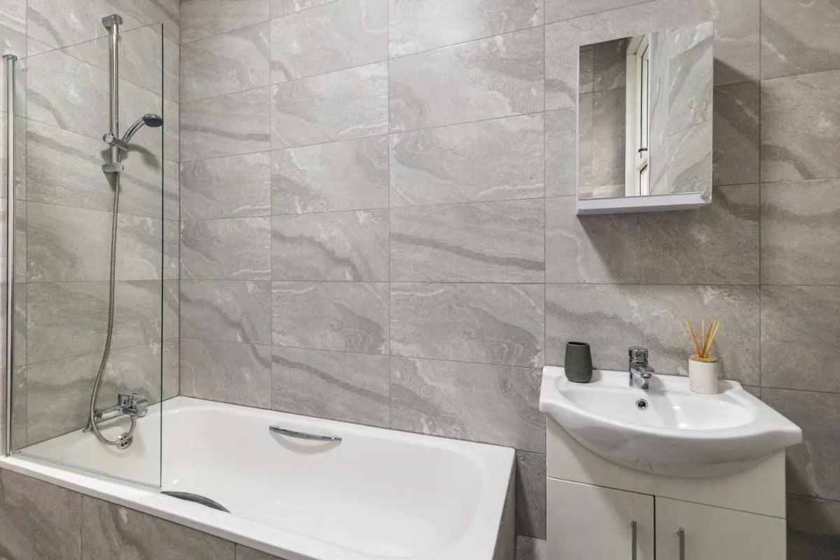 Image 3 of Bright & Spacious London Flat – Sleeps 9
