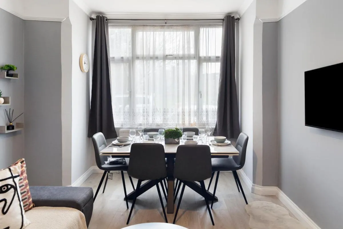 Image 4 of Bright & Spacious London Flat – Sleeps 9