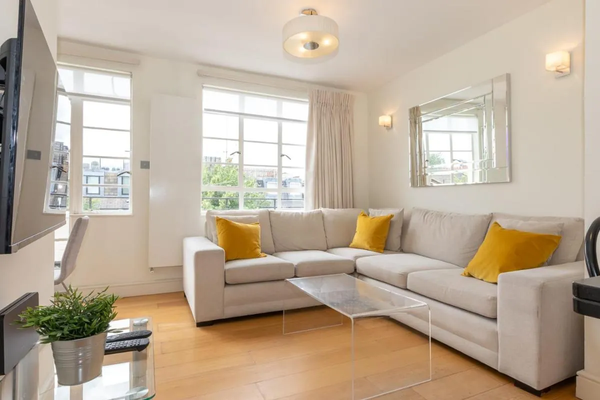 Image 5 of Bright & Spacious Top Floor Apartment in Chelsea