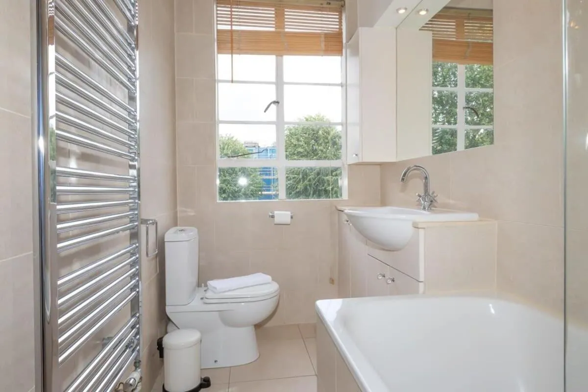 Image 3 of Bright & Spacious Top Floor Apartment in Chelsea