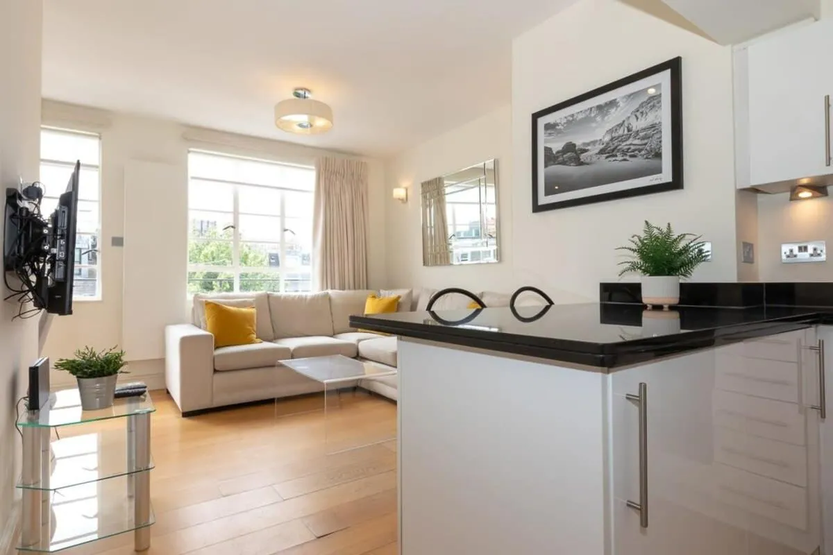 Image 4 of Bright & Spacious Top Floor Apartment in Chelsea