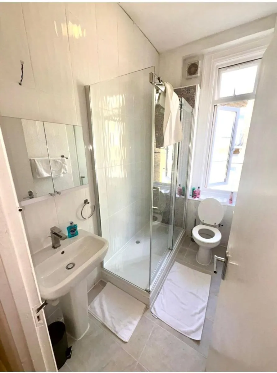Image 5 of Bright & modern Notting Hill 3BR Apartment