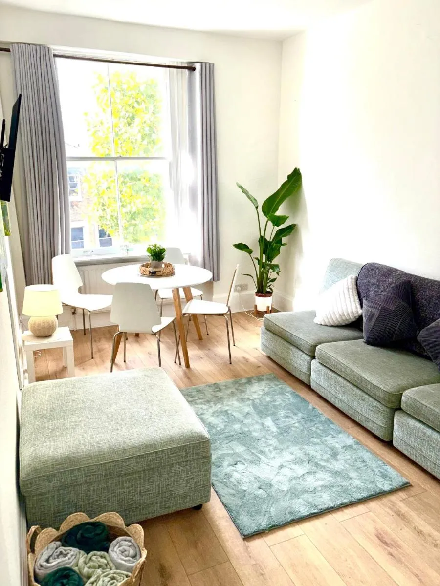 Image 4 of Bright & modern Notting Hill 3BR Apartment