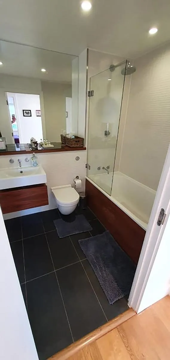 Image 4 of Bright & spacious Double Bedroom with EnSuite and Concierge! Paid parking available