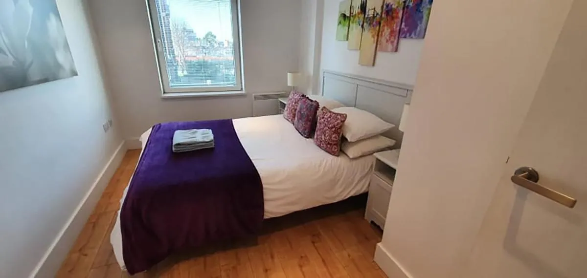Image 2 of Bright & spacious Double Bedroom with EnSuite and Concierge! Paid parking available