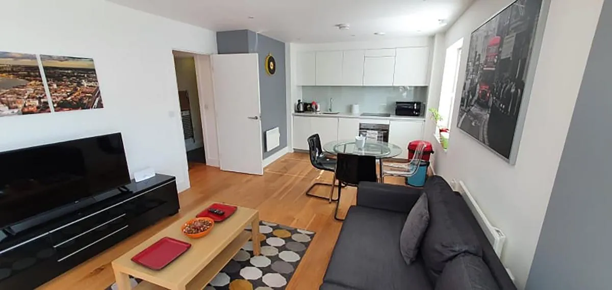 Image 3 of Bright & spacious Double Bedroom with EnSuite and Concierge! Paid parking available