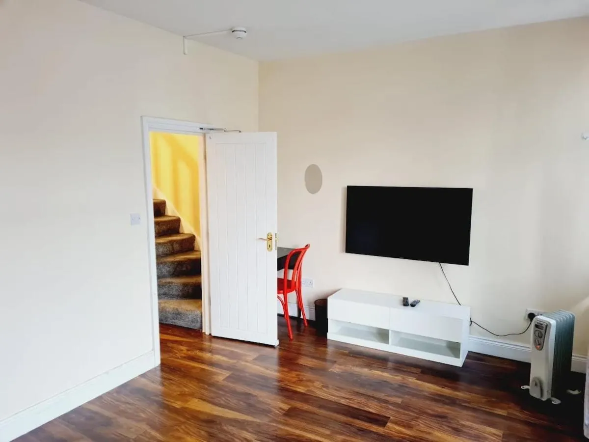 Image 3 of Bright and Convenient Top flat