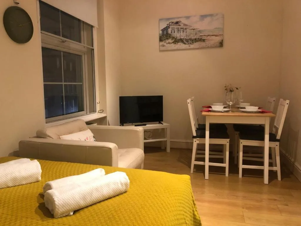 Bright and Cozy Entire Flat Near Euston Station and UCL Hospital