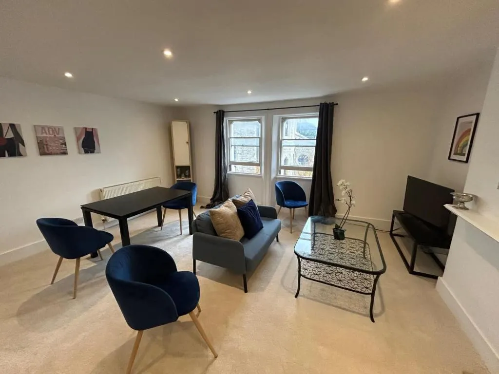 Bright and Serene Third-Floor Apartment in the Heart of Westbourne Grove