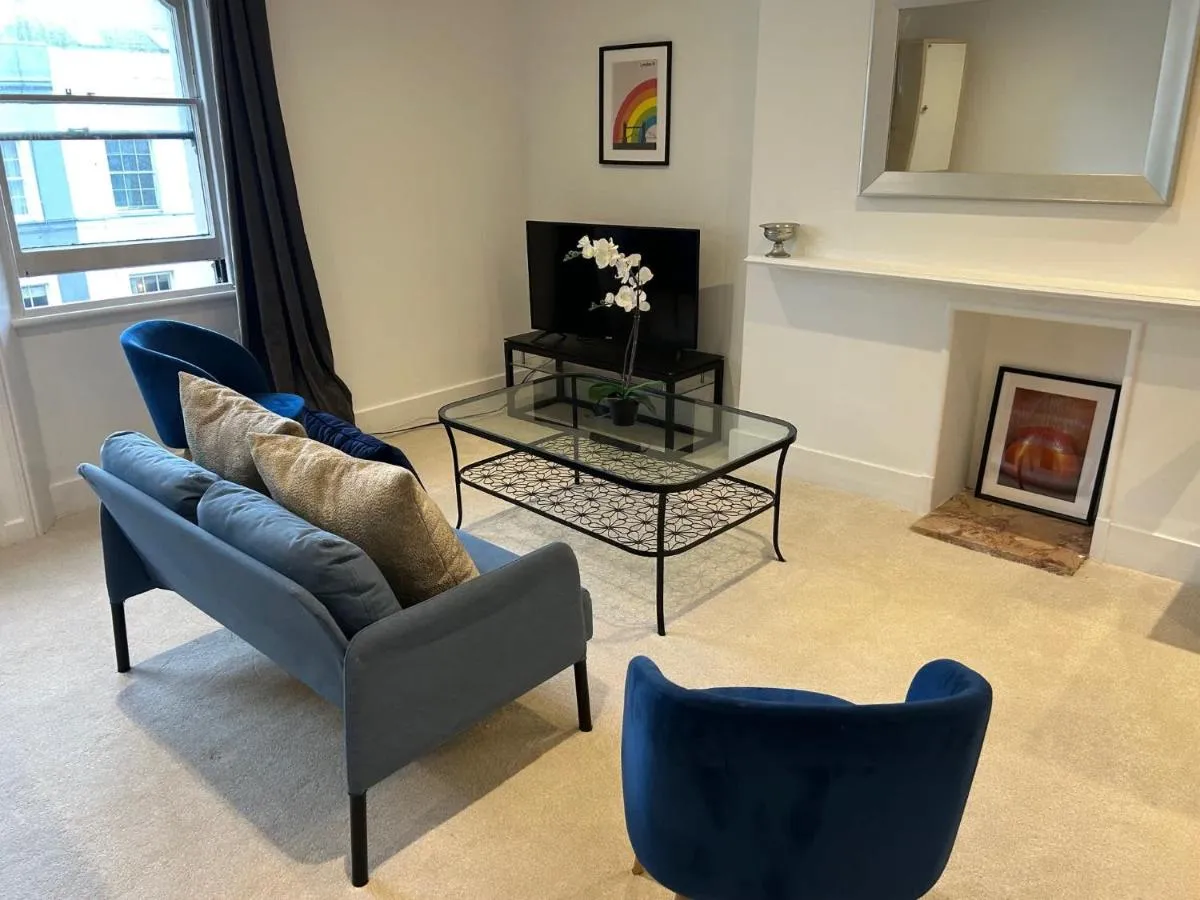 Image 2 of Bright and Serene Third-Floor Apartment in the Heart of Westbourne Grove