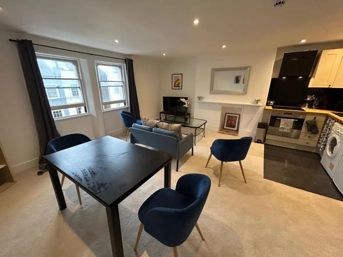 Image 3 of Bright and Serene Third-Floor Apartment in the Heart of Westbourne Grove