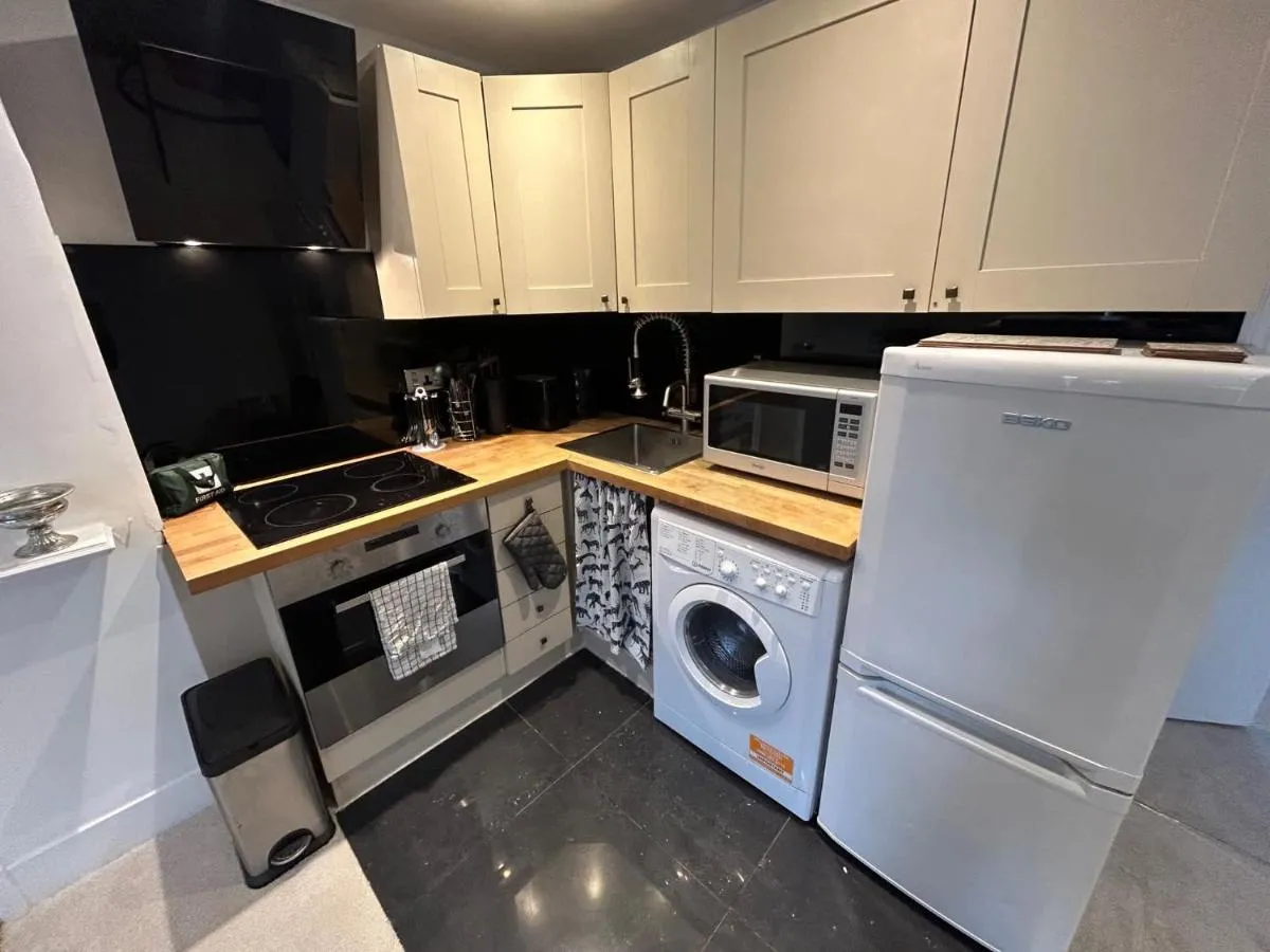 Image 4 of Bright and Serene Third-Floor Apartment in the Heart of Westbourne Grove