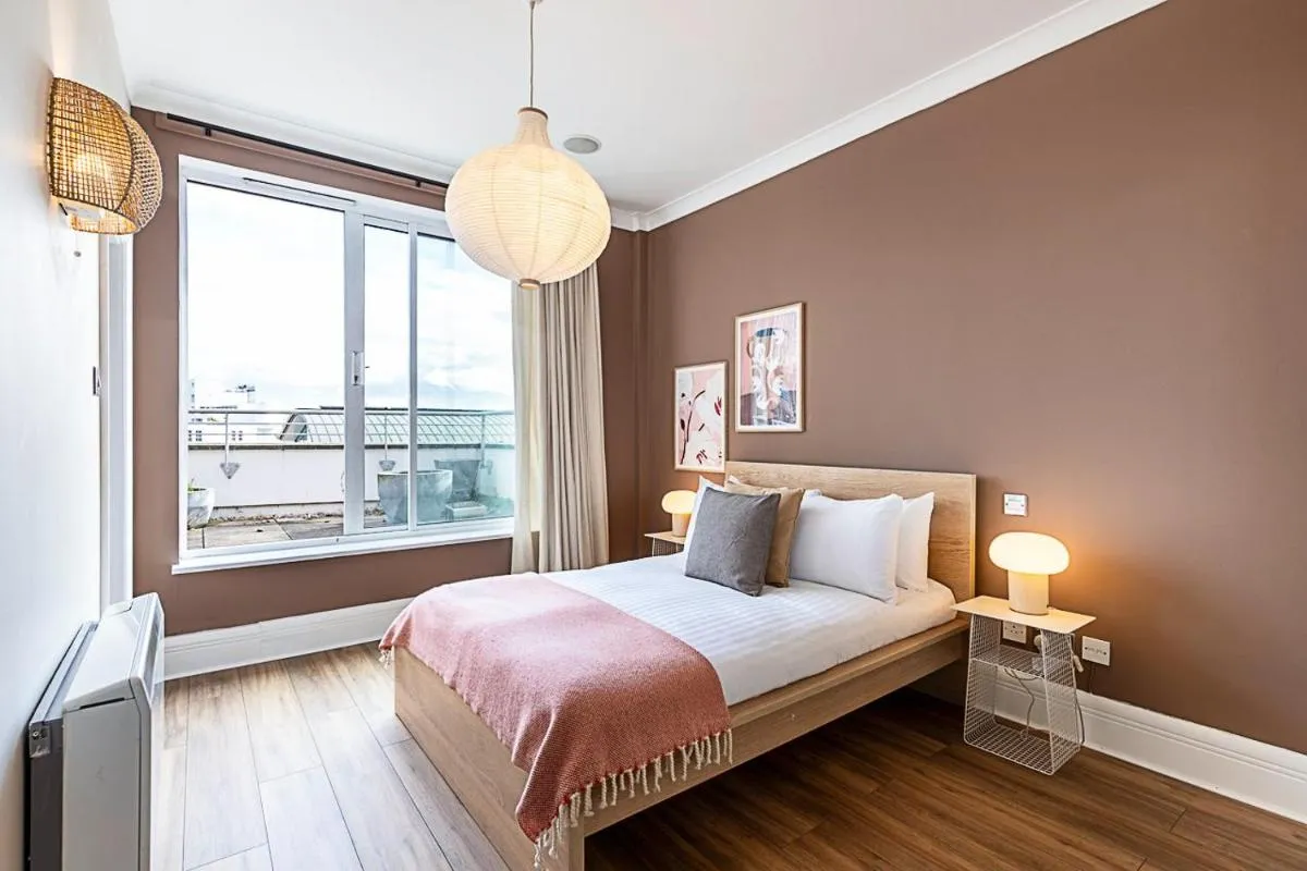 Image 4 of Bright and Stylish Riverside Haven in Canary Wharf