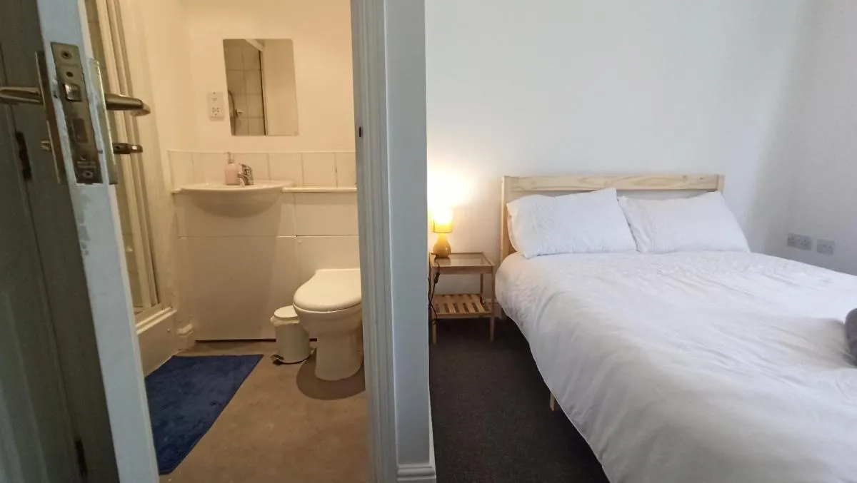 Image 3 of Bright, chilled ensuite DB room in a shared flat!