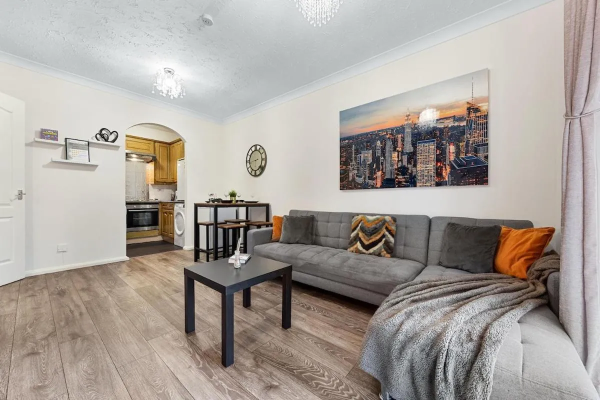 Image 4 of Bright modern Flat near tower bridge