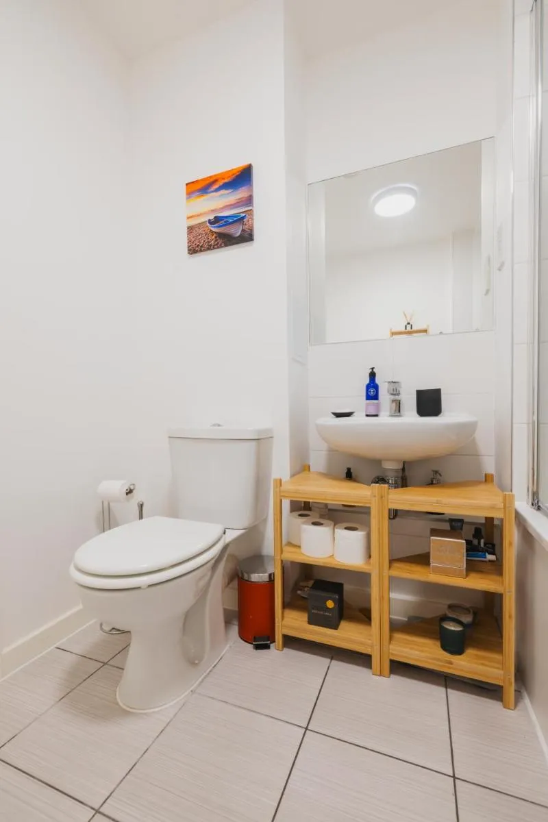 Image 4 of Brixton Village Flat- Private En-suite double bedroom