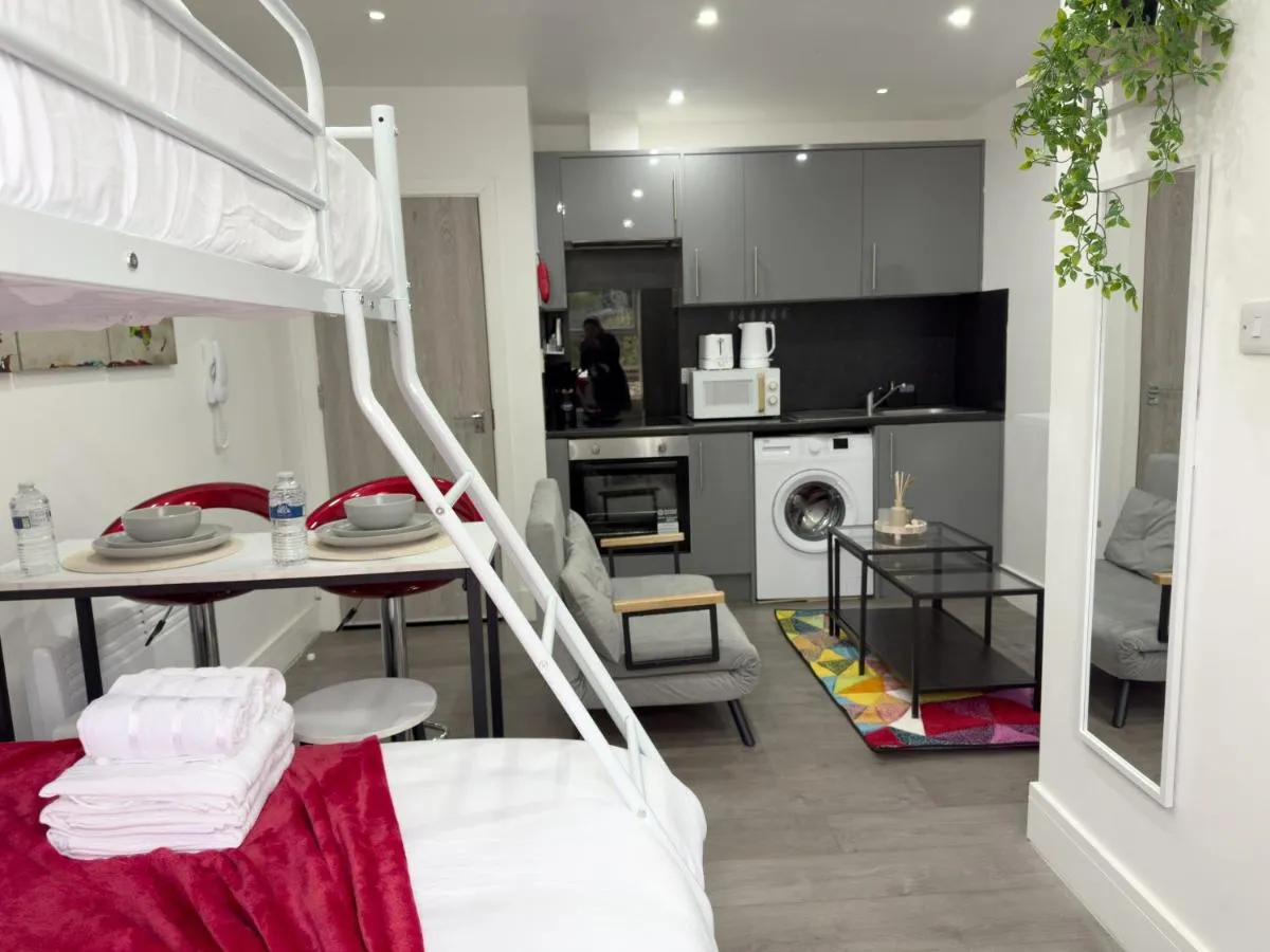 Image 4 of Budget Friendly North London Studio Apartment for Groups up to 9