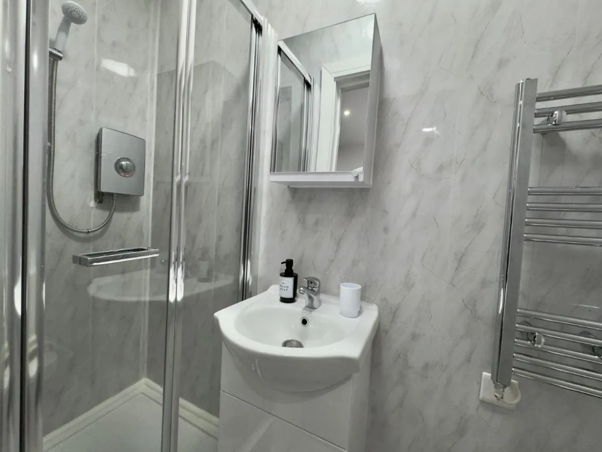 Image 3 of Budget Friendly North London Studio Apartment for Groups up to 9