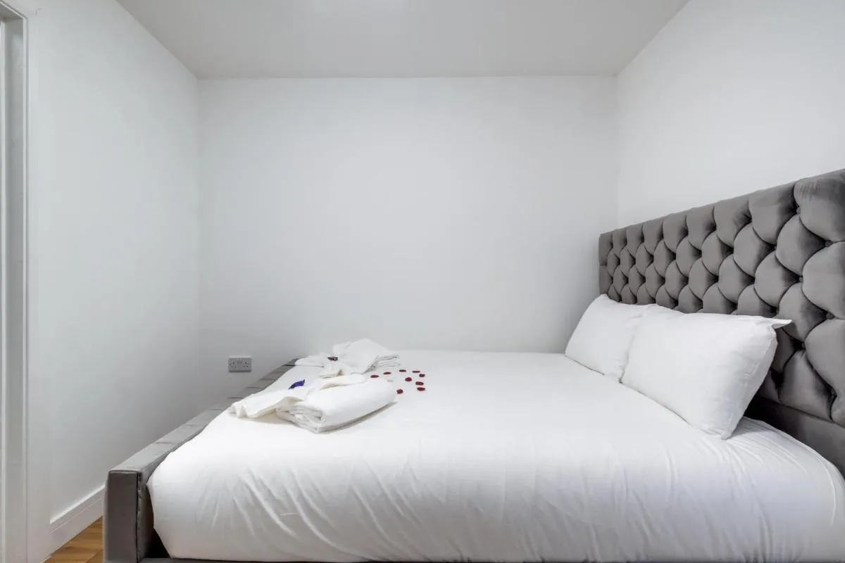 Image 3 of Bungalow Near Tube, Complimentary Snacks Ideal for Long Stays