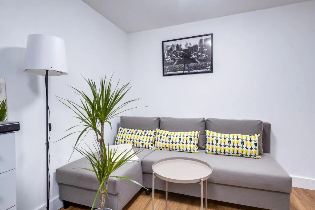 Image 1 of Bungalow Near Tube, Complimentary Snacks Ideal for Long Stays