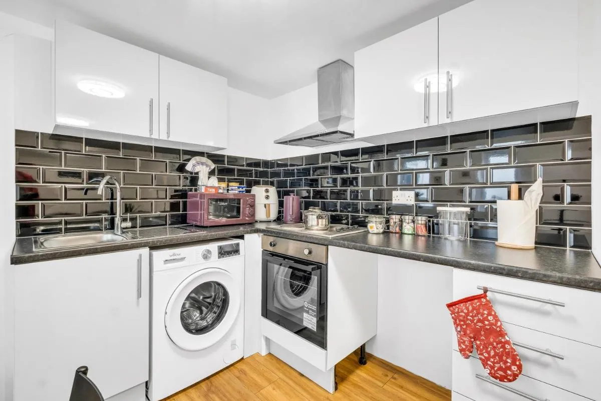 Image 4 of Bungalow Near Tube, Complimentary Snacks Ideal for Long Stays